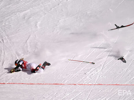 Американская горнолыжница жестко упала на Олимпиаде, ее унесли с трассы на носилках. Фото, видео