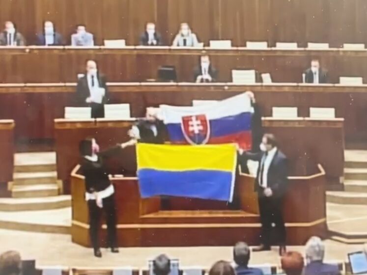В парламенте Словакии депутат вылил воду на флаг Украины. Видео