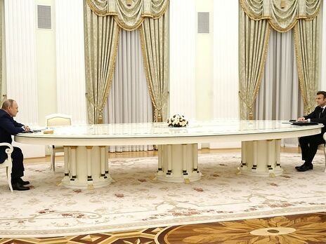 Довгий стіл, за яким сиділи Макрон і Путін на переговорах, став героєм мемів