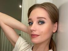 "Очень эротично", "Запрещенный прием ниже пояса", "Персик". Асмус снялась в ультрамини с нижнего ракурса