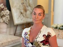 "Олежка вернулся! На Мальдивы захотел, проказник". Волочкова в мини-шортах показала объятия с экс-бойфрендом