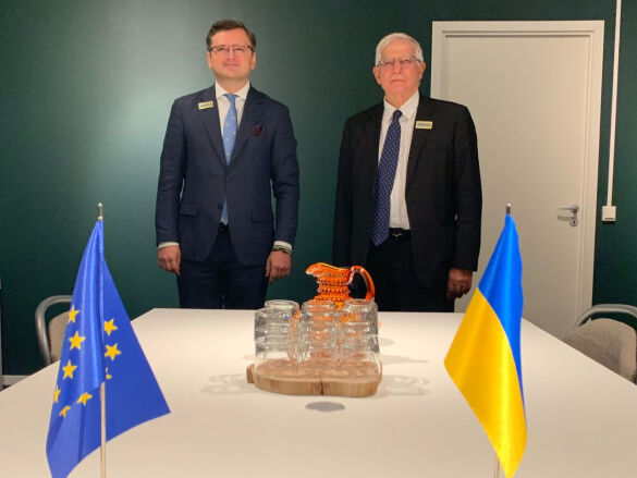 Кулеба и Боррель обсудили итоги визита Макрона в Москву и Киев