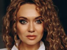 Жена продюсера студии "Квартал 95" Саливанчук снялась в прозрачном плаще и призналась, что выпивает