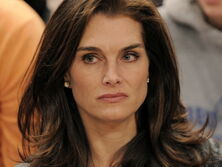 "Все еще качаешь", "Никто не выглядит в джинсах лучше". Звезда "Голубой лагуны" Шилдс показала откровенное фото 