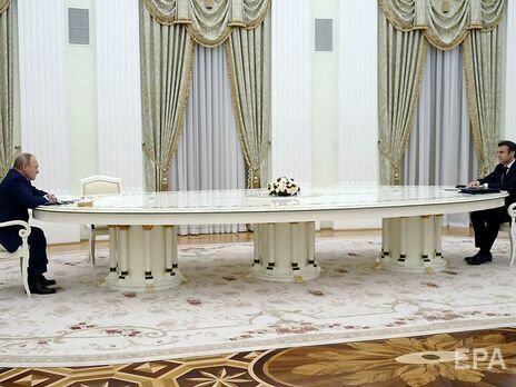 У Кремлі пояснили, чому Путіна з Макроном розділяв шестиметровий стіл