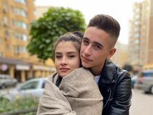 "Моя мама как узнает, она меня убьет". 19-летний победитель "Голосу країни" Сасанчин вместе с женой сделали парные тату