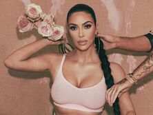 "Уволь того, кто редактирует твои фото". Ким Кардашян захейтили в сети за неудачный Photoshop