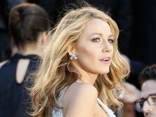 "Рейнольдс – счастливчик". Блейк Лайвли пришла на премьеру мюзикла на Бродвее в блузе с разрезом до пояса