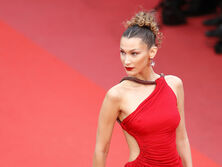 Белла Хадид снялась в прозрачном коротком топе в сетку для рекламной кампании бренда Michael Kors