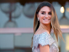 Пенелопа Крус позировала в платье от Chanel на красной дорожке испанской кинопремии "Гойя"