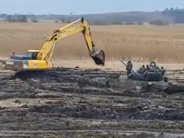 СМИ опубликовали видео российских танков, застрявших в грязи неподалеку от границы с Украиной