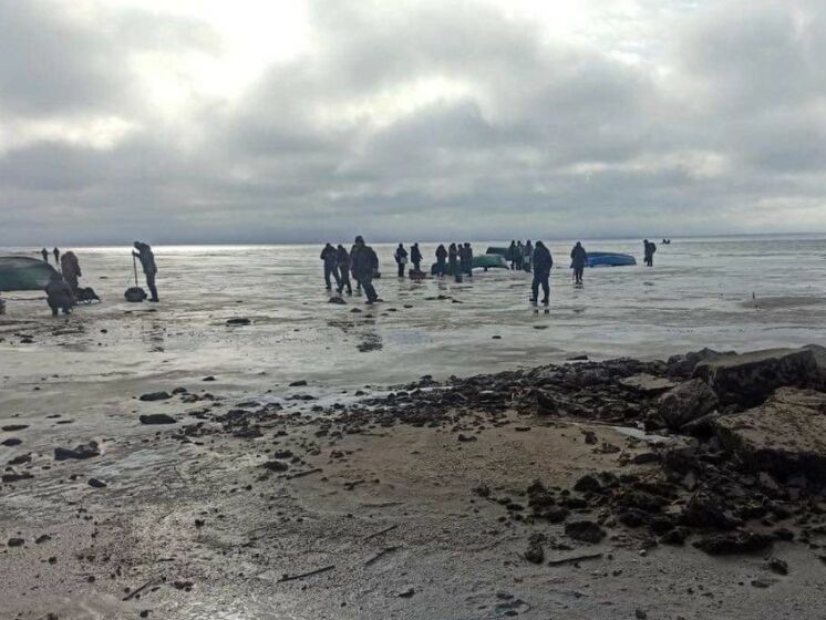Около 200 рыбаков дрейфовали на отколовшейся льдине по Днепру в Черкасской области
