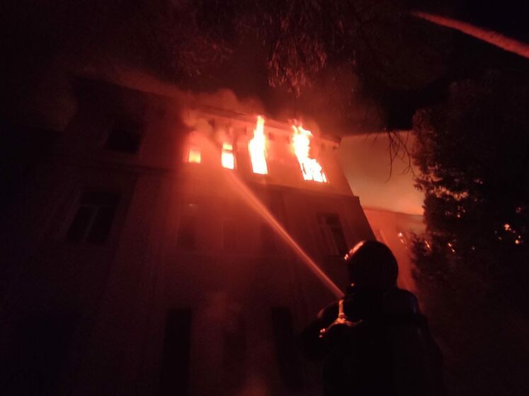 Ночью в Киеве горело здание гимназии восточных языков. Пожар тушили 60 спасателей