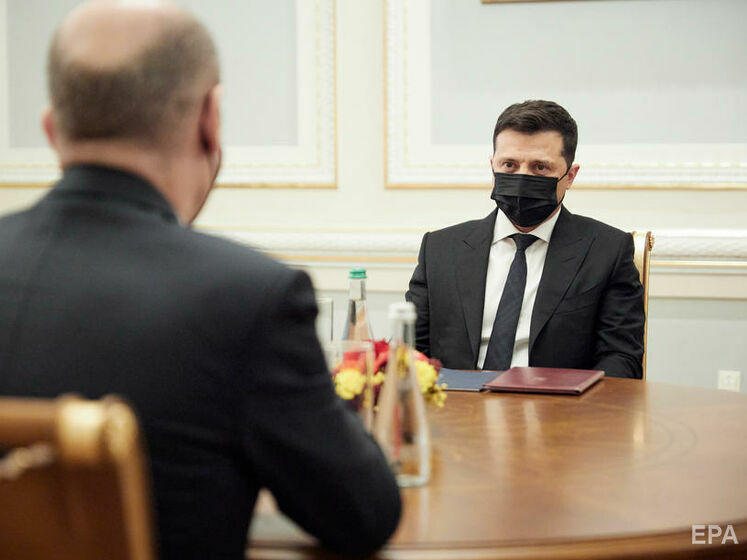 Зеленский призвал политиков и бизнесменов, уехавших за границу, вернуться в Украину в течение суток