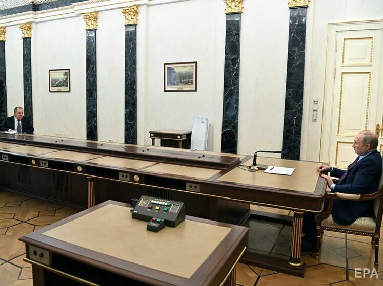 Путін на зустрічах із Шойгу і Лавровим тримав їх на відстані за багатометровим столом