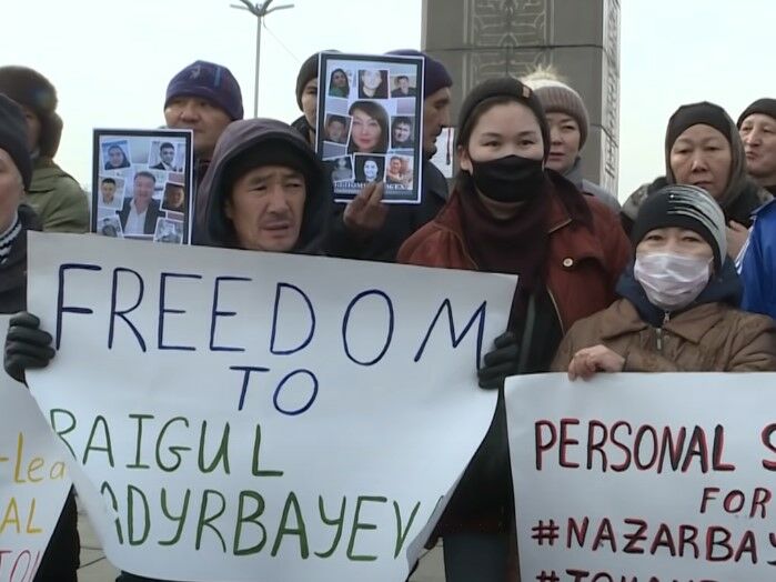 "Токаев, уходи, тебя ненавидит вся страна!" В Алматы прошел несанкционированный митинг против пыток