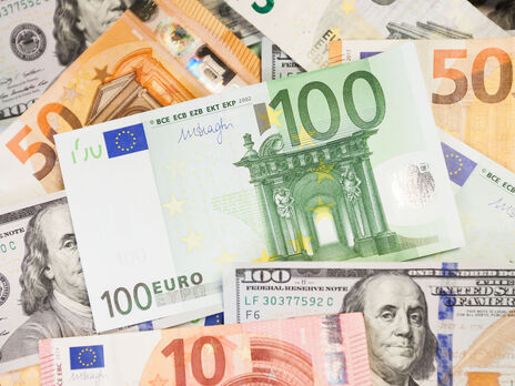 Гривня різко подешевшала щодо долара і євро