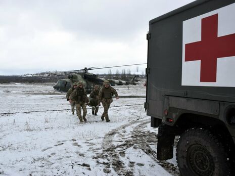 В результате действий боевиков двое военнослужащих Объединенных сил получили ранения, сообщили в штабе ООС
