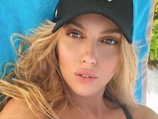 "Цыпуля", "Самая красивая". Полякова снялась на отдыхе в наряде из просвечивающейся ткани