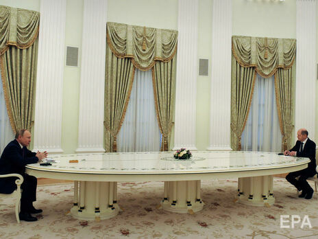 Путін і Шольц під час зустрічі сиділи за довгим столом