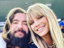 48-летняя Клум показала, как нежится в постели с молодым мужем. Видео