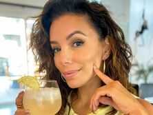 "Она такая горячая". 46-летняя Лонгория снялась в корсете и трусах