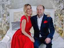 "Она местность знает, что где можно показать". Лидер группы ТІК Бронюк рассказал, кем работает его жена