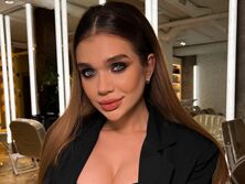 "Это мечта каждой". Саша Бо в белых трусах засветила татуировку в интимном месте