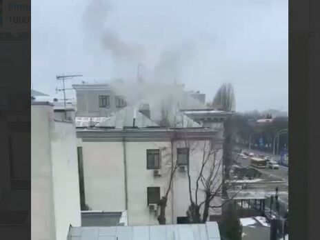 У соцмережах поширюють відео з димом із посольства РФ у Києві. У посольстві прокоментували