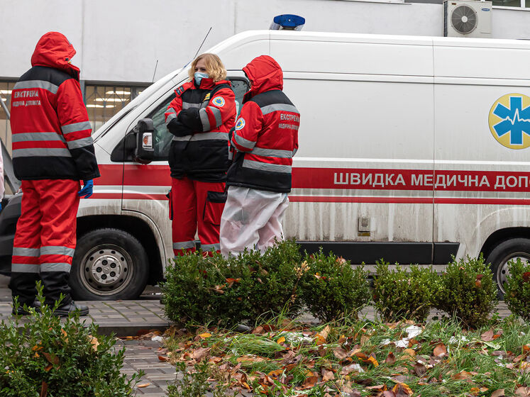 В Марьинке снаряд упал возле школы, ранена женщина