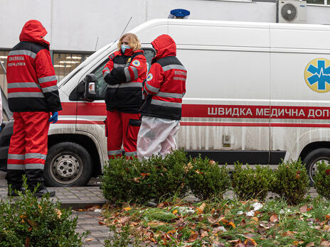 Швидка допомога доправила жінку до травматологічного відділення міської лікарні в Кураховому
