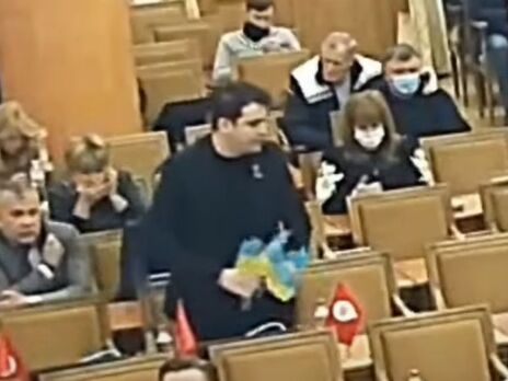 В Одесі депутат від Партії Шарія на засіданні міськради зняв українські прапори з робочих місць. Відео