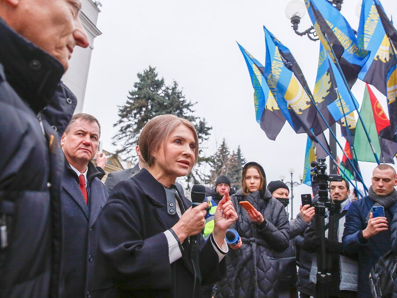 “Вставай, мила моя, вставай”. Тимошенко упала во время программы “Право на владу”. Видео