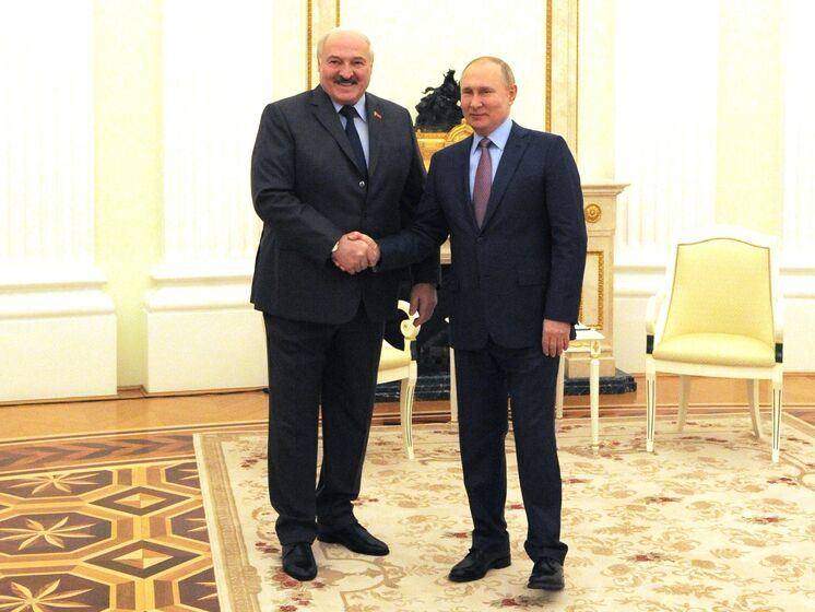 "Відпеелерилися?" Путін наважився на близький контакт із Лукашенком після шестиметрових столів із лідерами Заходу. Відео