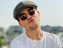 "Кошовий обіцяв купити нове". Неодружений Wellboy розповів, навіщо носив обручку на безіменному пальці