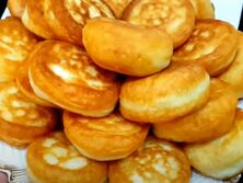 "Вийшли дуже смачні", "Пишненькі". Кулінарна блогерка продемонструвала, як готувати оладки на кефірі. Відео