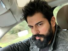 "Вай, какие вы милые". Звезда сериала "Великолепный век" Бурак Озчивит очаровал сеть снимком с женой