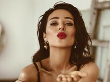 "Очень откровенные ваши фотки", "Объявила охоту на мужчин". Огневич позировала в кружевном белье