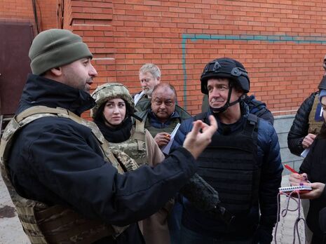 Українські нардепи й іноземні журналісти потрапили під обстріл на Донбасі. Відео