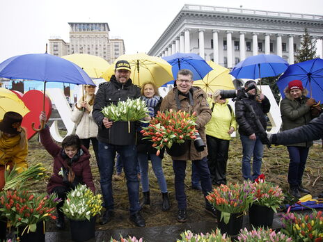 Украинский фотограф раздал в центре Киева 5 тыс. тюльпанов прохожим