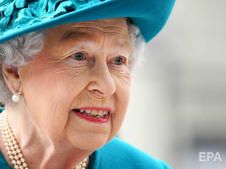 Королева привита от коронавируса