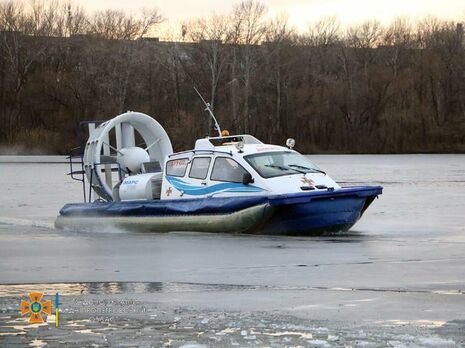 В Днепре сотрудники ГСЧС спасли на реке пятерых человек