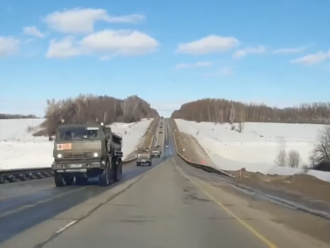 Колонны военных грузовиков движутся к границе с Украиной. Видео