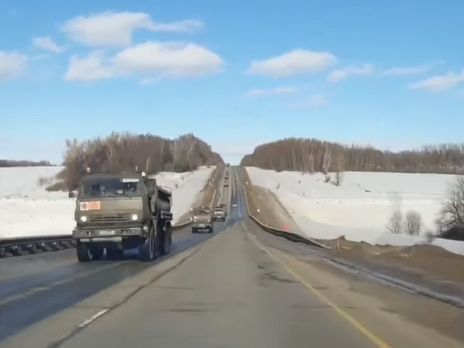 Колони військових вантажівок прямують до кордону з Україною. Відео
