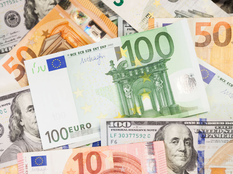 Гривна подешевела к доллару и евро, но выросла к рублю
