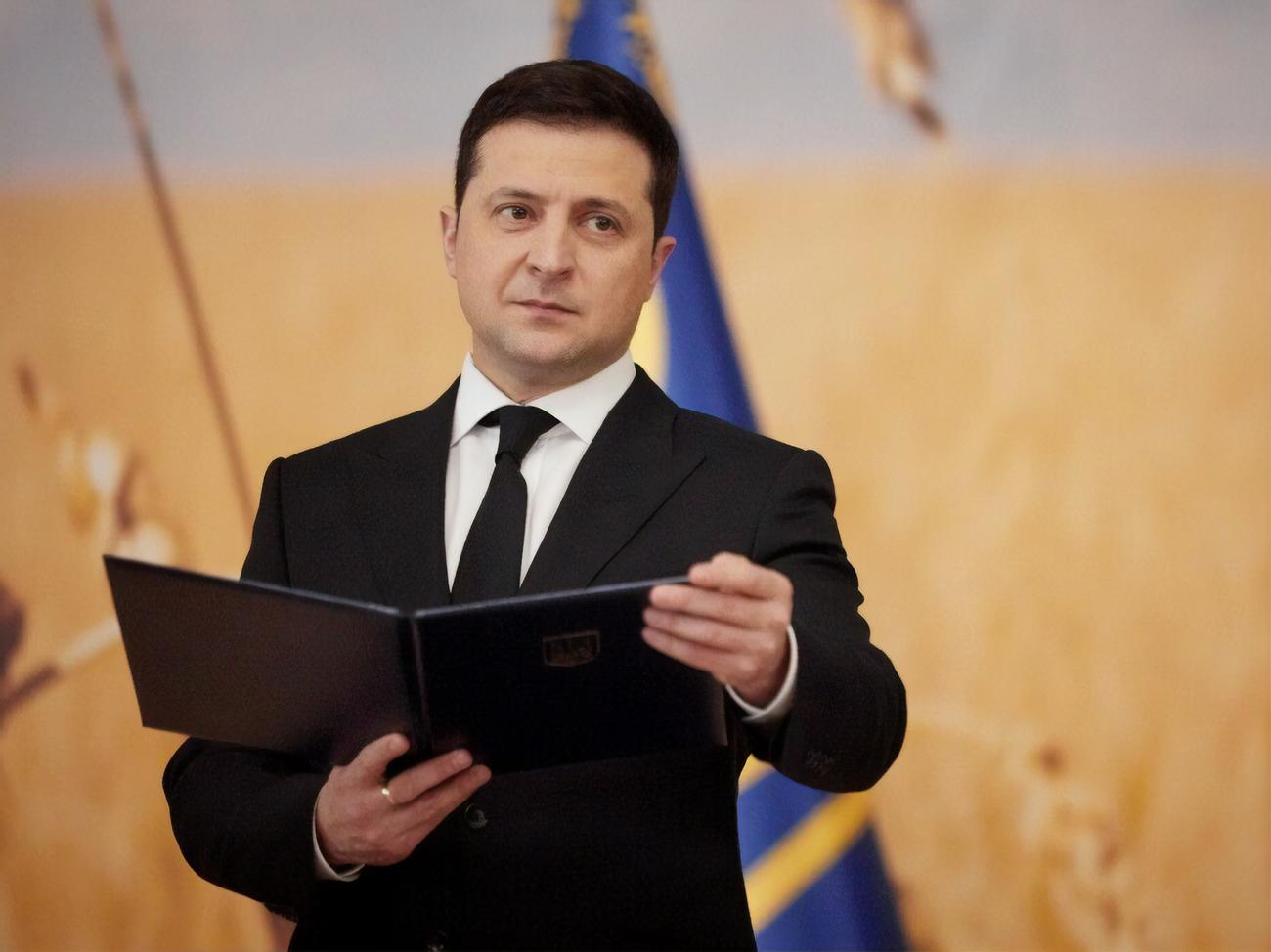 Зеленский ответил, планируется ли введение военного положения в Украине