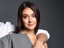 "В своем доме порядок наведем сами". Мендель показала объятия с бойфрендом-политиком Кухтой, расположившись возле его ног