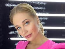 "Выглядит эротично". Асмус топлес снялась в объятиях мужчины, раздетого до пояса