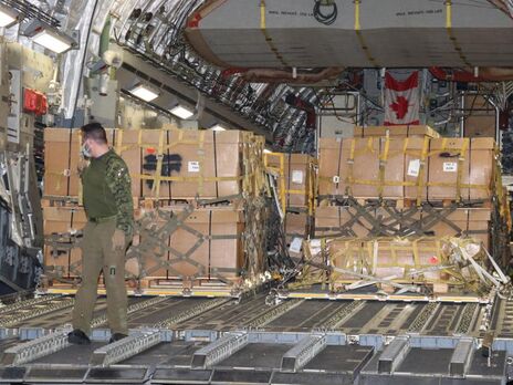 В Украину прибыл третий самолет с военной помощью от Канады