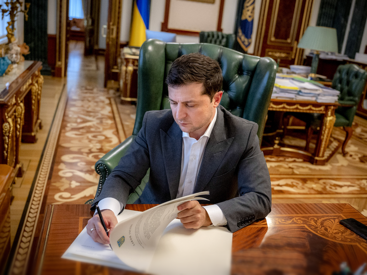 Зеленский подписал указ о введении военного положения в Украине